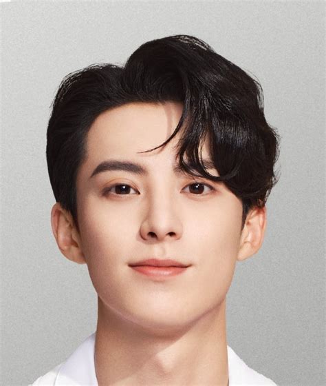 Dylan Wang 王鹤棣 .